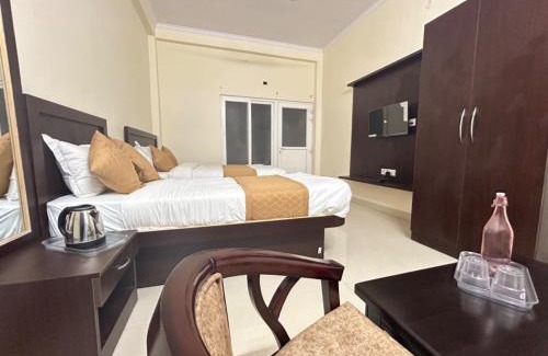Varanasi Hotel | Budget-Friendly Nath Palace with Family Dining Options