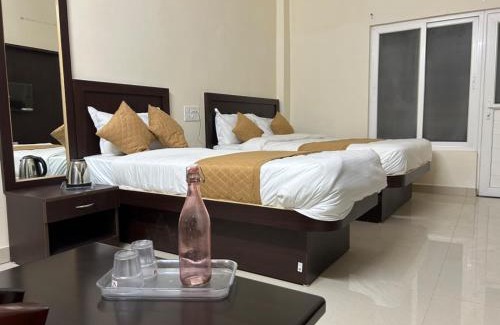 Varanasi Hotel | Budget-Friendly Nath Palace with Family Dining Options