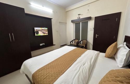 Varanasi Hotel | Budget-Friendly Nath Palace with Family Dining Options
