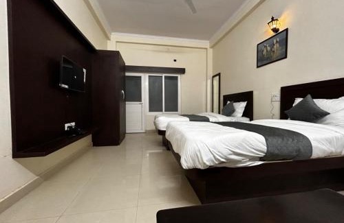 Varanasi Hotel | Budget-Friendly Nath Palace with Family Dining Options