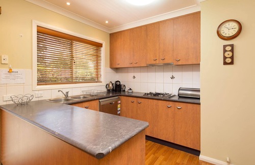 Albury House | Cozy Nathan Avenue Villa: Family-Friendly with Breakfast & More