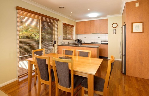 Albury House | Cozy Nathan Avenue Villa: Family-Friendly with Breakfast & More