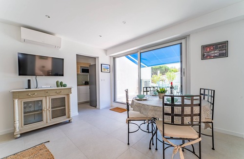 Arcachon Apartment | Discover Nathaniel: 5-Minute Stroll to the Beach