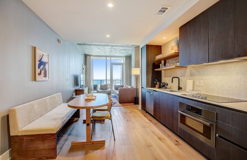 Rainey Street Historic District Condo | Lake-View Natiivo Austin Condo with Rooftop Pool & Gym
