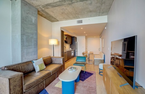 Rainey Street Historic District Condo | Lake-View Natiivo Austin Condo with Rooftop Pool & Gym
