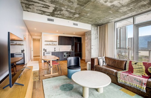 Rainey Street Historic District Condo | Inviting Natiivo Austin Condo with City-View Balcony & Pool