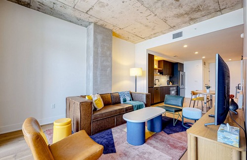 Rainey Street Historic District Condo | Lake-View Natiivo Austin Condo with Pool and Gym Access