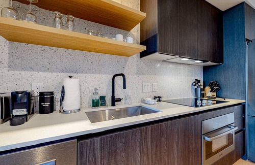 Rainey Street Historic District Condo | Lake-View Natiivo Austin Condo with Pool and Gym Access