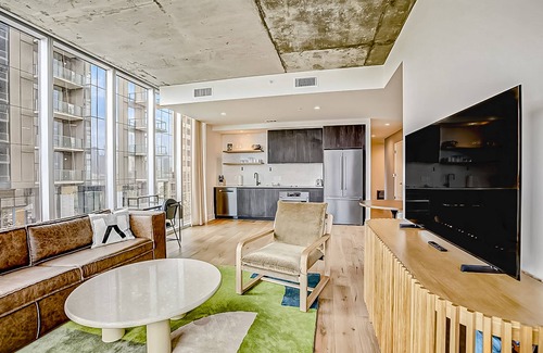 Rainey Street Historic District Condo | Scenic Lake-View Condo with Rooftop Pool & Gym