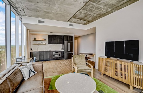 Rainey Street Historic District Condo | Scenic Lake-View Condo with Rooftop Pool & Gym