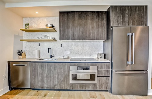 Rainey Street Historic District Condo | Scenic Lake-View Condo with Rooftop Pool & Gym