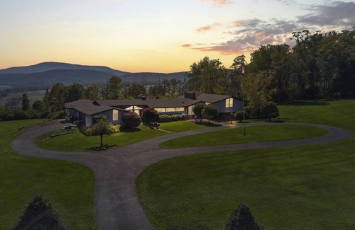 Tunkhannock House | Experience National Geographic Views with Hot Tub & Game Room