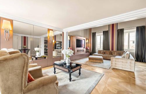 Duomo Apartment | Elegant Florence Apartment with Hot Tub & 9.9/10 Rating