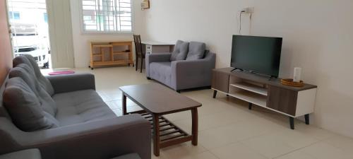 Kuching House | Cozy Natol Homestay with Breakfast in Moyan Batu Kawa