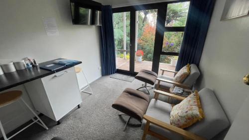 Te Kuiti House | Escape to Natthakan Heights: Oceanfront Bliss Awaits