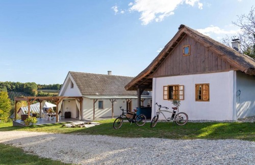 Gornji Petrovci Ski Chalet | Discover Natural Chalet Indašnja Iža in Beautiful Križevci