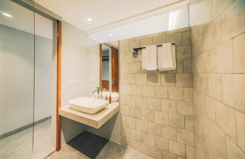 Renon House | Convenient Natural Guesthouse Near Sanur Beach & Pool Access