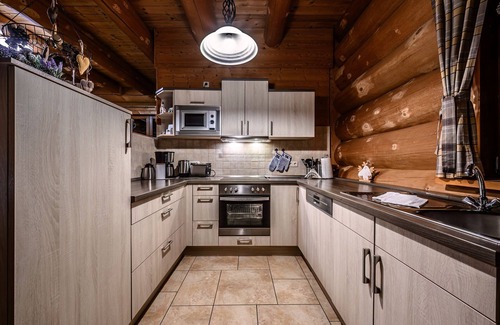 Tragweis Apartment | Cozy Log House Morgensonne Near the Serene Forest