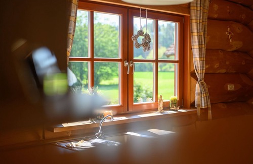 Tragweis Apartment | Cozy Log House Morgensonne Near the Serene Forest