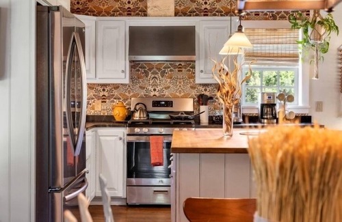 Bethel House | Nature Retreat: Pet-Friendly Little Red Cape in Barnard