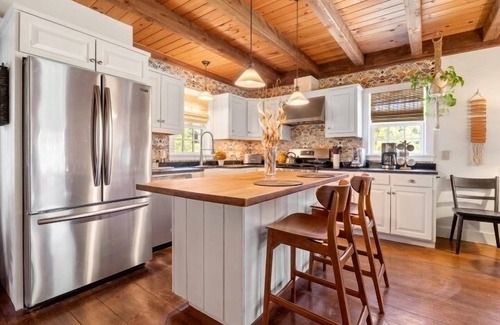 Bethel House | Nature Retreat: Pet-Friendly Little Red Cape in Barnard