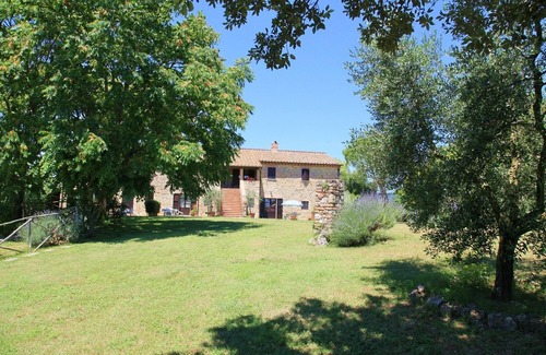 Amelia Apartment | Relax in Nature at Agriturismo Podere Luchiano with Pool