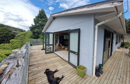 Amodeo Bay House | Nature at its very best park like lawn, stuning stream, fire pit pet friendly!