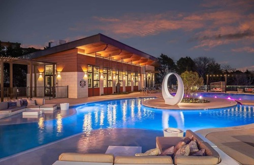 Richardson Apartment | Modern Retreat for Nature Lovers with Pool and Gym Access