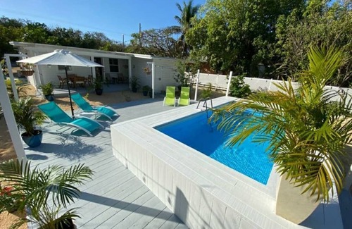 Cotton Tree Bay House | Nature Escape Getaway: Oceanfront Retreat with In-Room Dining