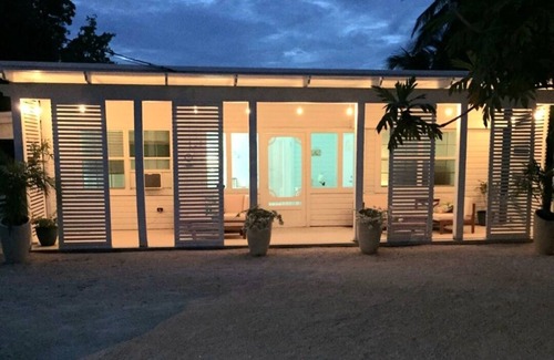 Cotton Tree Bay House | Nature Escape Getaway: Oceanfront Retreat with In-Room Dining