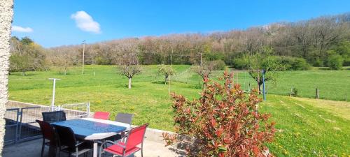 Menetru-le-Vignoble House | Scenic Nature et Vue with Oceanfront Amenities, Rated 8.9