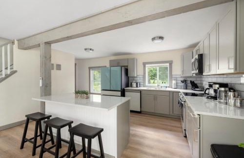 Sparrow Bush House | Nature Getaway - Creek, Firepit, Deck, Privacy - Delaware River