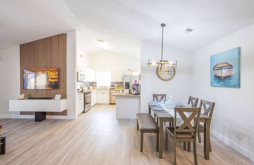 Seffner Community Alliance House | Scenic Nature Getaway: Lake Views & Exciting Game Room