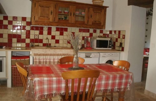 Montjustin Apartment | Eco-Friendly Nature Retreat with Pool and Ocean Views