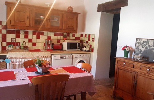 Montjustin Apartment | Eco-Friendly Nature Retreat with Pool and Ocean Views