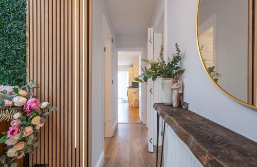 Trafford House | Nature Inspired Bungalow: 9.8 Rated & Child Friendly Stay