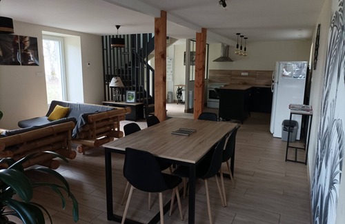 Merlines House | Guest Rated 9.8: Nature Lodge with Ocean View Amenities