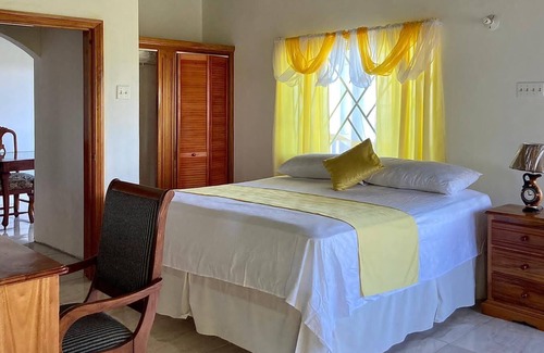 Cave Bed & Breakfast | Paradise Escape: Family-Friendly Retreat by Caribbean Waters