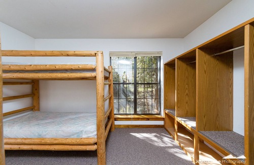 Huntsville Cabin | Nature Lovers Retreat: Perfect Venue for Gatherings & Events