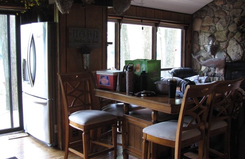 Paris House | Picturesque Riverfront Retreat for Nature Enthusiasts