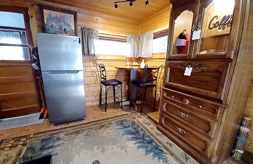 Oxford Cabin | Peaceful Nature Nook Cabin: Ideal Retreat Near the Dells