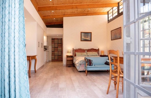 Harare House | Tranquil Nature on the Hill: 4-Star Family-Friendly Retreat