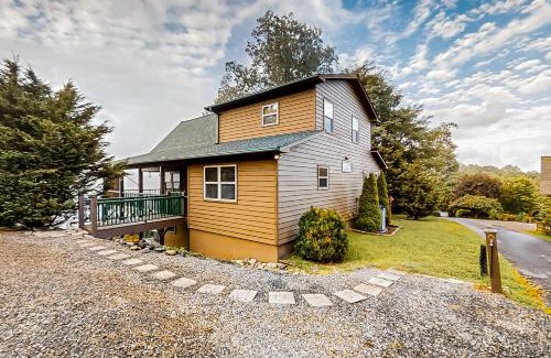 Murphy House | Nature's Embrace Cabin: Family-Friendly Retreat with Hot Tub
