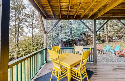 Murphy House | Nature's Embrace Cabin: Family-Friendly Retreat with Hot Tub