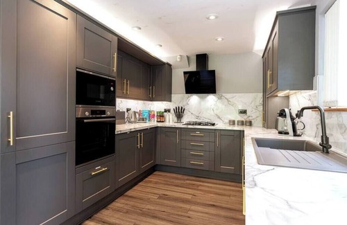 Canvey Island House | Relaxing Nature's Serenade: 3BR Home with Spa & Lake Views