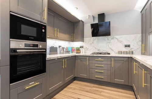 Canvey Island House | Relaxing Nature's Serenade: 3BR Home with Spa & Lake Views