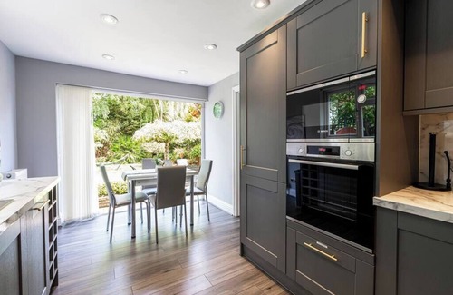 Canvey Island House | Relaxing Nature's Serenade: 3BR Home with Spa & Lake Views