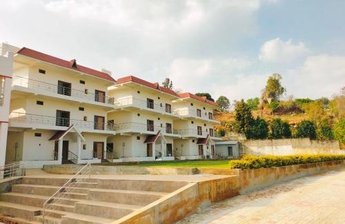 Yelagiri Resort | Explore Nature's Trail: Family-Friendly with Pool & Dining