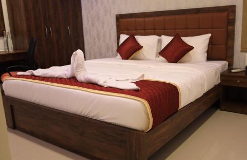 Yelagiri Resort | Explore Nature's Trail: Family-Friendly with Pool & Dining