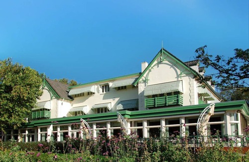 Schelfhorst Hotel | Nature Walks and Museum Tours Are Just Minutes From Your Stay! Outdoor Pool